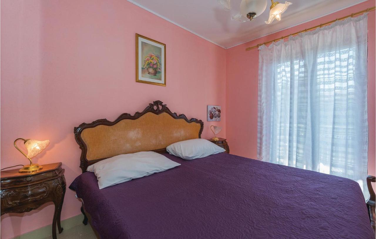 2 Bedroom Amazing Apartment In Rogoznica 外观 照片