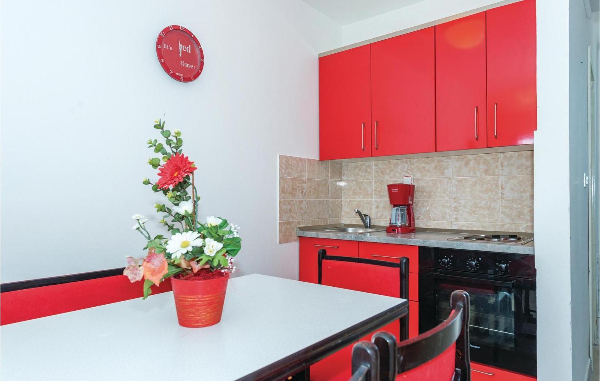 2 Bedroom Amazing Apartment In Rogoznica 外观 照片