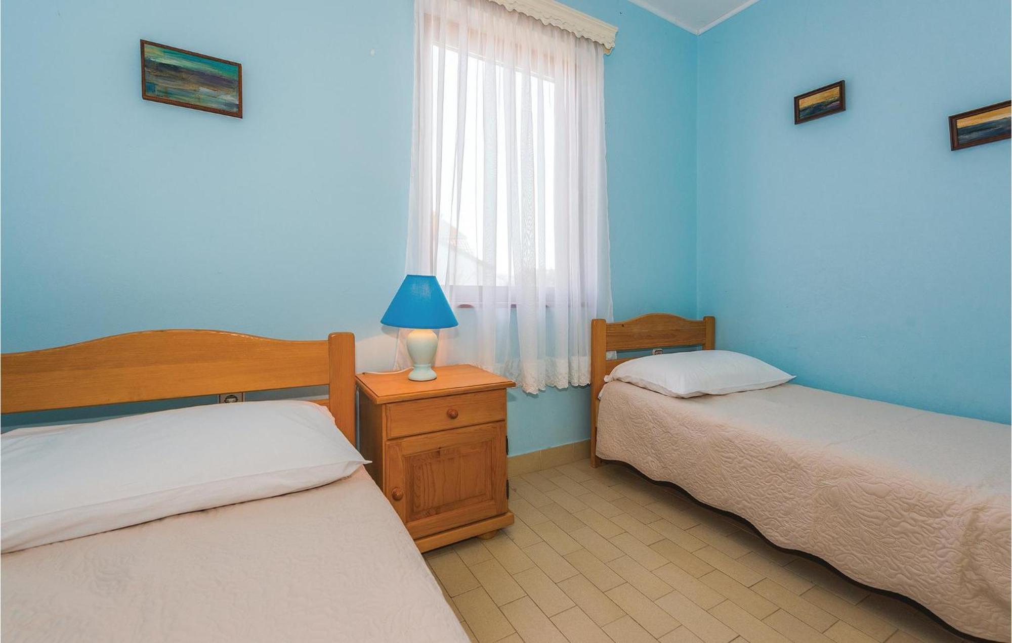 2 Bedroom Amazing Apartment In Rogoznica 外观 照片