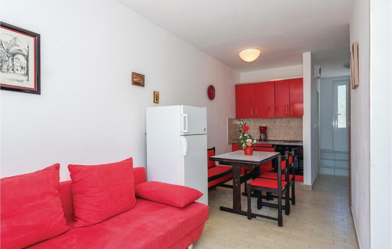 2 Bedroom Amazing Apartment In Rogoznica 外观 照片