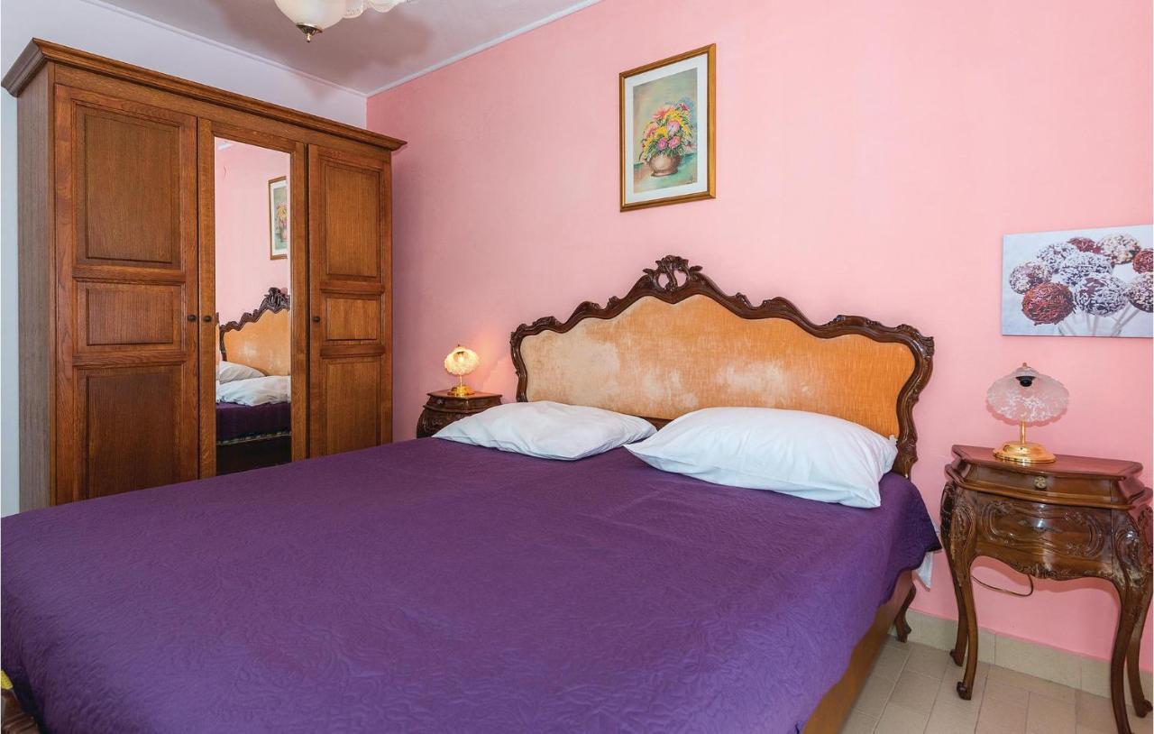 2 Bedroom Amazing Apartment In Rogoznica 外观 照片